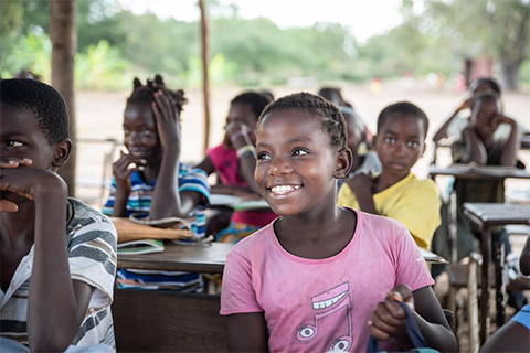 サイクロンの被害にあった後、学校で勉強するモザンビークの子どもたち