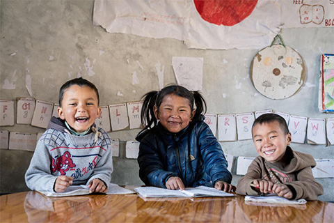 学校で勉強するネパールの子どもたち