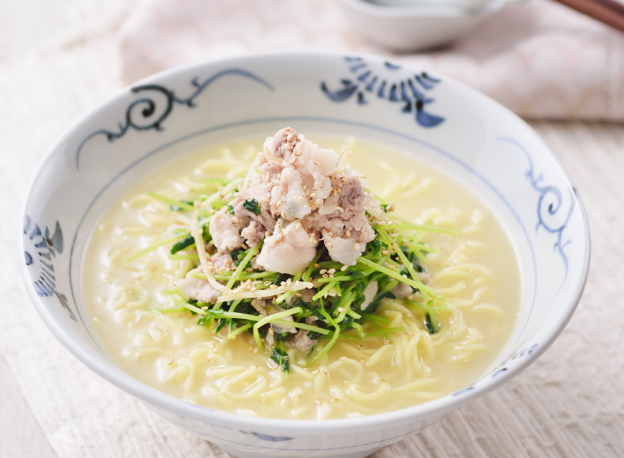 豚肉と豆苗の生姜焼き風塩とんこつラーメン