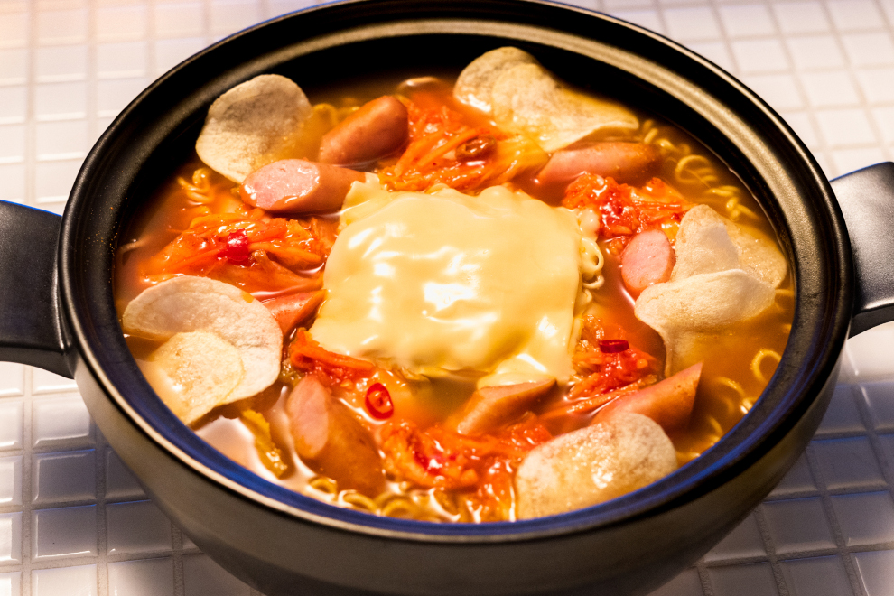 ポテキムチーズのみそラーメン鍋