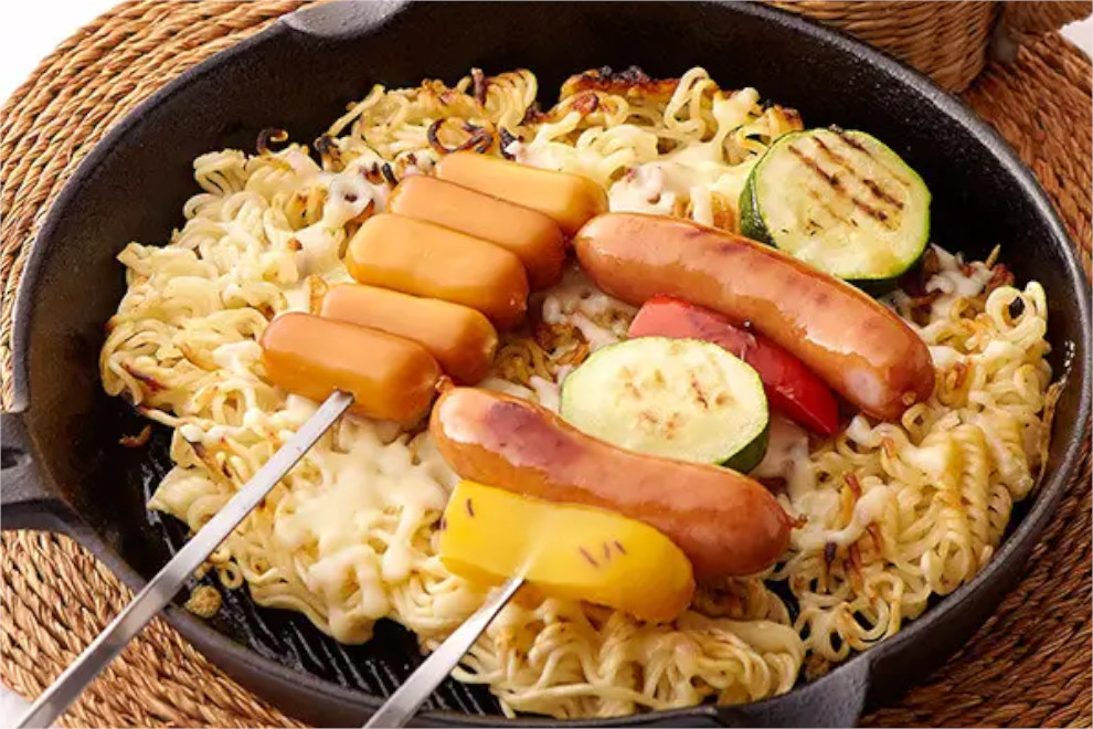 山で食べたいとろとろチーズのBBQ麺