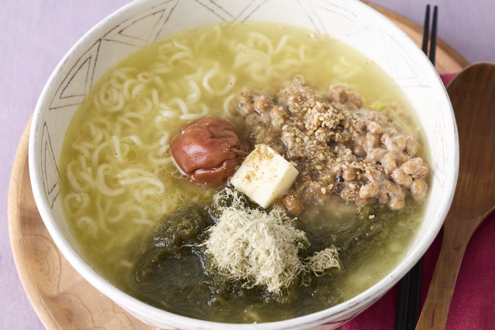 とろろ納豆の梅バター塩らーめん（料理／長谷川あかり）