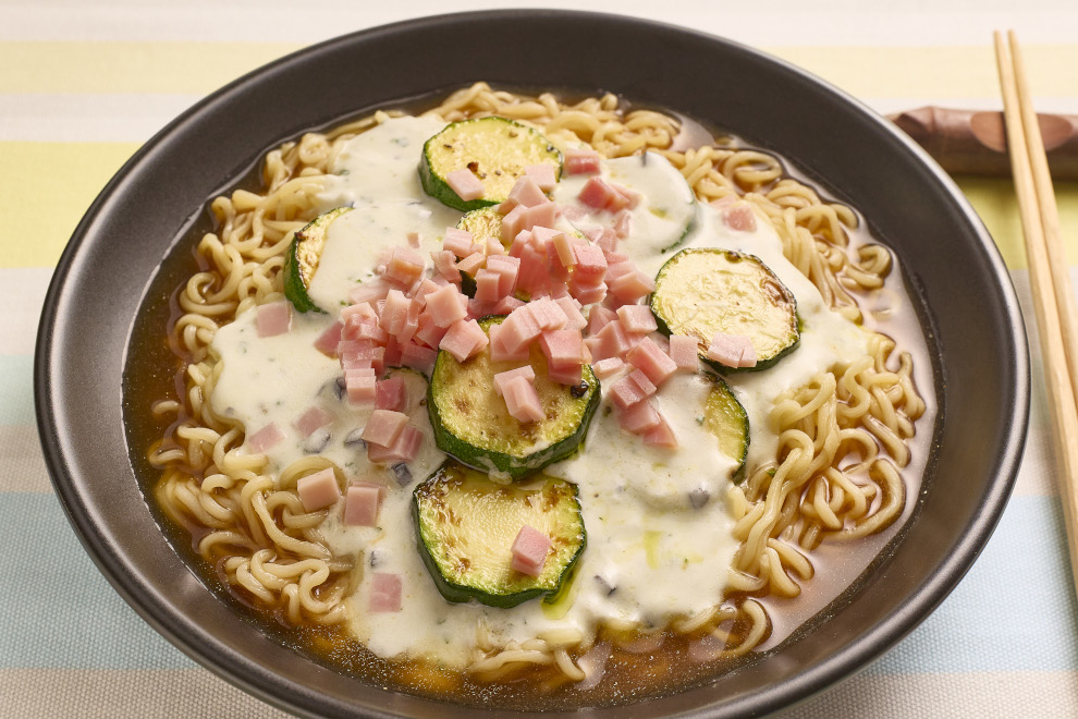 ズッキーニとハムのみそヨーグルト麺